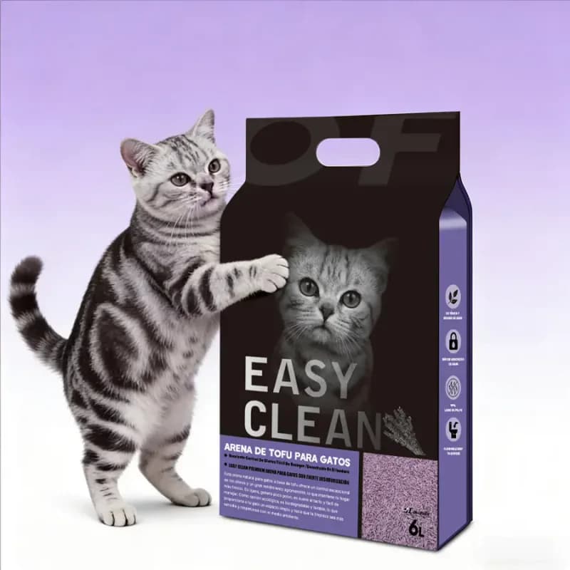Silberne Katze neben einer schwarz-violetten Easy-Clean-Verpackung für Tofu-Katzenstreu